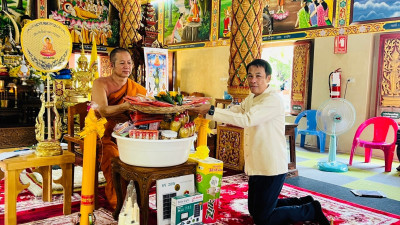 ถวายเทียนพรรษา และจตุปัจจัยไทยธรรม ... Image 1