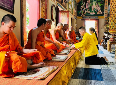 ถวายเทียนพรรษา และจตุปัจจัยไทยธรรม ... Image 6