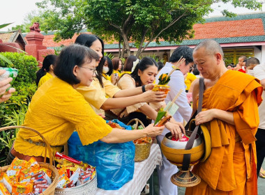 พิธีเจริญพระพุทธมนต์และทำบุญตักบาตรเพื่อถวายเป็นพระราชกุศล พารามิเตอร์รูปภาพ 11