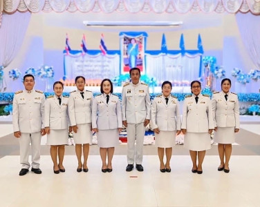 พิธีถวายเครื่องราชสักการะและวางพานพุ่มและพิธีจุดเทียนถวายพระพรชัยมงคล ... Image 1