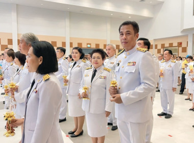 พิธีถวายเครื่องราชสักการะและวางพานพุ่มและพิธีจุดเทียนถวายพระพรชัยมงคล ... Image 2