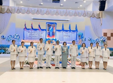 พิธีถวายเครื่องราชสักการะและวางพานพุ่มและพิธีจุดเทียนถวายพระพรชัยมงคล ... Image 1