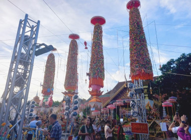 กิจกรรมงานประเพณีขบวนแห่ต้นสลากย้อมหนึ่งเดียวในโลก ประจำปี ... Image 4