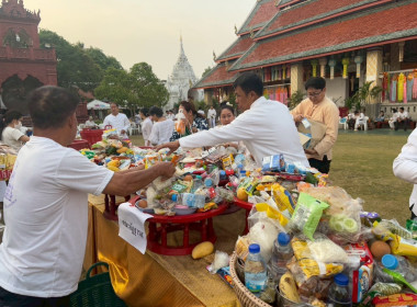 พิธีทำบุญตักบาตรข้าวสารอาหารแห้งเนื่องในวันวิสาขบูชา ... พารามิเตอร์รูปภาพ 7