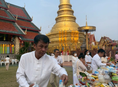 พิธีทำบุญตักบาตรข้าวสารอาหารแห้งเนื่องในวันวิสาขบูชา ... พารามิเตอร์รูปภาพ 6