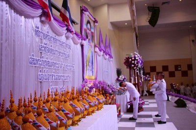 พิธีถวายเครื่องราชสักการะ วางพานพุ่ม ... Image 1