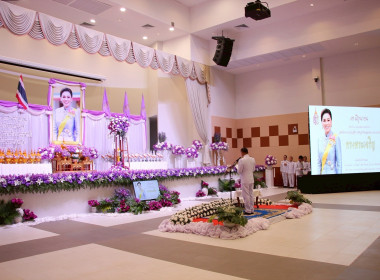 พิธีถวายเครื่องราชสักการะ วางพานพุ่ม ... Image 5