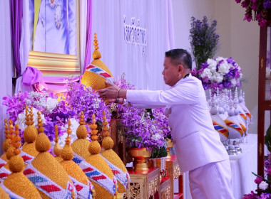 พิธีถวายเครื่องราชสักการะ วางพานพุ่ม ... Image 2