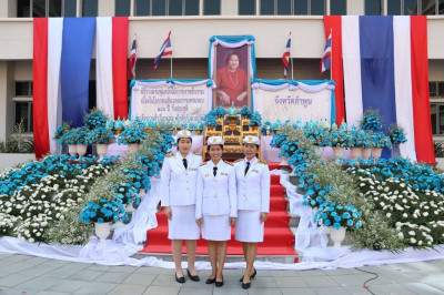 เข้าร่วมพิธีวางพานพุ่มดอกไม้ถวายราชสักการะ ... พารามิเตอร์รูปภาพ 1
