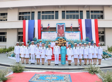 เข้าร่วมพิธีวางพานพุ่มดอกไม้ถวายราชสักการะ ... พารามิเตอร์รูปภาพ 1