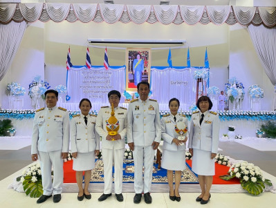 พิธีถวายเครื่องราชสักการะและวางพานพุ่ม ... พารามิเตอร์รูปภาพ 1