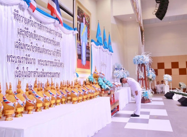 พิธีถวายเครื่องราชสักการะและวางพานพุ่ม ... พารามิเตอร์รูปภาพ 2