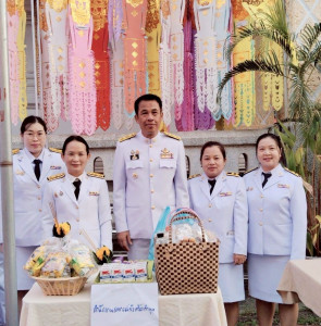 พิธีทำบุญตักบาตรและวางพวงมาลาถวายราชสักการะ ... Image 1