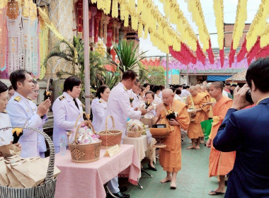 พิธีทำบุญตักบาตรและวางพวงมาลาถวายราชสักการะ ... Image 3