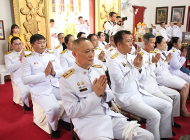 พิธีทำบุญตักบาตรและวางพวงมาลาถวายราชสักการะ ... Image 2