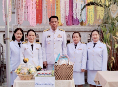 พิธีทำบุญตักบาตรและวางพวงมาลาถวายราชสักการะ ... Image 1