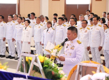 พิธีทำบุญตักบาตรและวางพวงมาลาถวายราชสักการะ ... Image 6