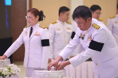 ถวายน้ำสรงพระบรมศพเบื้องหน้าพระฉายาลักษณ์ ... Image 1