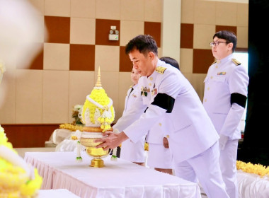 พิธีวางพุ่มดอกไม้หน้าพระบรมฉายาลักษณ์ ... Image 2