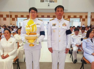 พิธีวางพุ่มดอกไม้หน้าพระบรมฉายาลักษณ์ ... Image 1