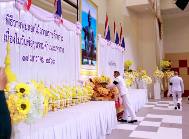 พิธีวางพุ่มดอกไม้ถวายราชสักการะ ... Image 1