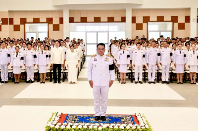 ร่วมพิธีวางพุ่มดอกไม้ถวายราชสักการะ ... Image 1