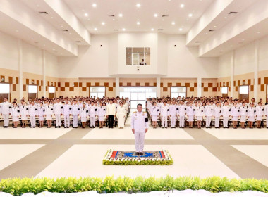 ร่วมพิธีวางพุ่มดอกไม้ถวายราชสักการะ ... Image 8