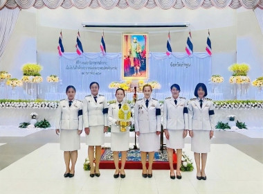 ร่วมพิธีวางพุ่มดอกไม้ถวายราชสักการะ ... Image 7