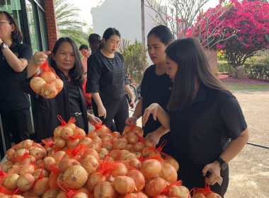 ร่วมดำเนินการกระจายผลผลิตหอมหัวใหญ่ของเกษตรกร ... Image 2