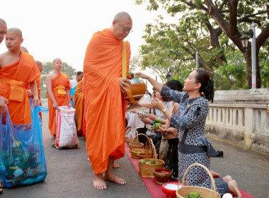 กิจกรรมทำบุญตักบาตรพระสงฆ์จำนวน 30 รูป ภายใต้โครงการ ... Image 5