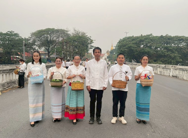 กิจกรรมทำบุญตักบาตรพระสงฆ์จำนวน 30 รูป ภายใต้โครงการ ... Image 1
