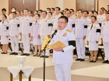 พิธีวางพุ่มดอกไม้ถวายราชสักการะเนื่องในวันที่ระลึกพระบาทสมเด็จพระพุทธยอดฟ้าจุฬาโลกมหาราช ... Image 2