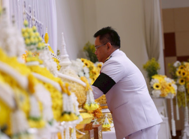 พิธีวางพุ่มดอกไม้ถวายราชสักการะเนื่องในวันที่ระลึกพระบาทสมเด็จพระพุทธยอดฟ้าจุฬาโลกมหาราช ... Image 3