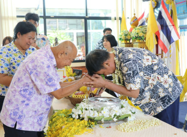 กิจกรรมสืบสานประเพณีสงกรานต์ “รดน้ำดำหัว ... Image 2