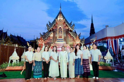 พิธีเจริญพุทธมนต์อบรมสมโภชน้ำสรงพระราชทานและเครื่องสักการะพระราชทาน ... Image 1
