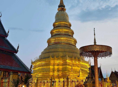 พิธีเจริญพุทธมนต์อบรมสมโภชน้ำสรงพระราชทานและเครื่องสักการะพระราชทาน ... Image 8