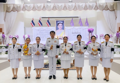 พิธีถวายเครื่องราชสักการะและวางพานพุ่ม ... Image 1
