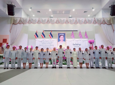 พิธีถวายเครื่องราชสักการะและวางพานพุ่ม ... Image 2