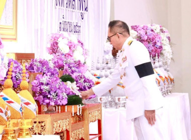 พิธีถวายเครื่องราชสักการะและวางพานพุ่ม ... Image 1