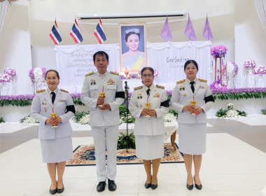 พิธีถวายเครื่องราชสักการะและวางพานพุ่ม ... Image 3