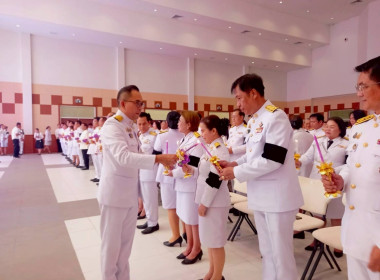 พิธีถวายเครื่องราชสักการะและวางพานพุ่ม ... Image 7