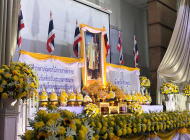 พิธีวางพานพุ่มดอกไม้หน้าพระบรมฉายาลักษณ์ ถวายเป็นราชสักการะ Image 4