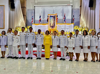 พิธีวางพานพุ่มดอกไม้หน้าพระบรมฉายาลักษณ์ ถวายเป็นราชสักการะ Image 1
