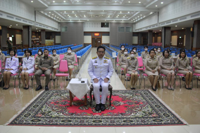 ถวายภัตตาหารและเครื่องเขียนพระราชทานแด่ประธานสงฆ์ Image 1