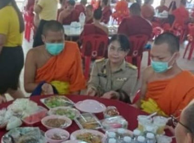 ถวายภัตตาหารและเครื่องเขียนพระราชทานแด่ประธานสงฆ์ Image 3