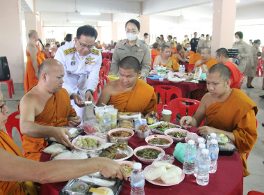ถวายภัตตาหารและเครื่องเขียนพระราชทานแด่ประธานสงฆ์ Image 2