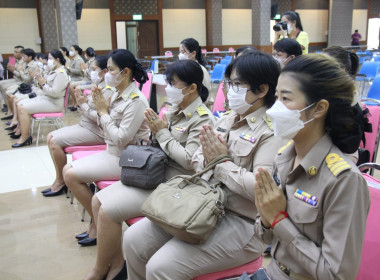 ถวายภัตตาหารและเครื่องเขียนพระราชทานแด่ประธานสงฆ์ Image 4